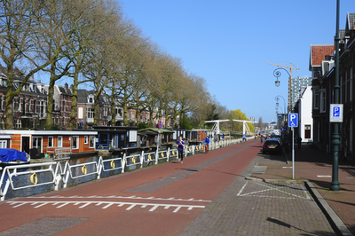 900234 Gezicht op de Leidseweg te Utrecht, met links de Leidsche Rijn en de huizen aan de Leidsekade.